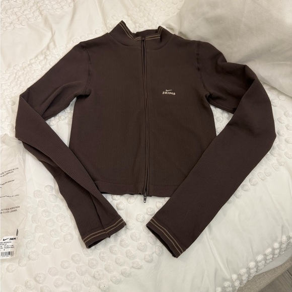 SKIMS NIKE Ribbed Seamless Zip Up Crop Jacket Phoenix Medium BNWT SOLD OUT - Picture 5 of 15